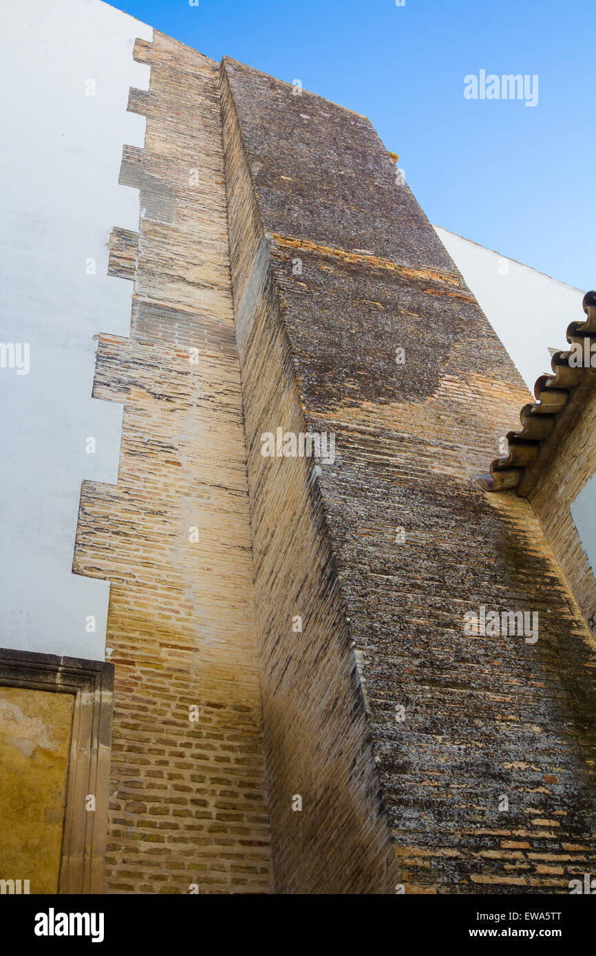 Vecchia colonna di mattoni con moss Foto Stock