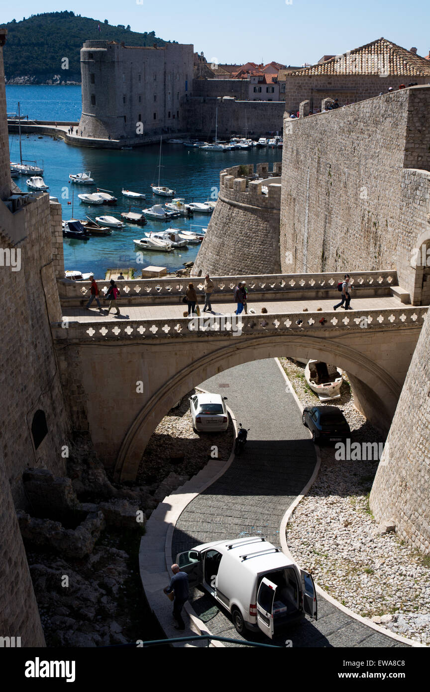 I turisti sul ponte in pietra a cancello PLOCE ingresso alla città vecchia e al porto di Dubrovnik, Croazia Foto Stock