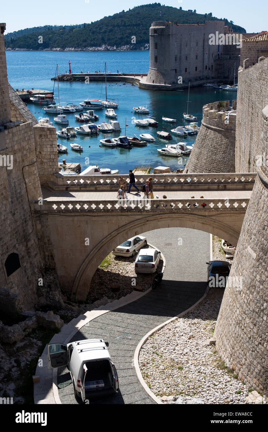 I turisti sul ponte in pietra a cancello PLOCE ingresso alla città vecchia e al porto di Dubrovnik, Croazia Foto Stock