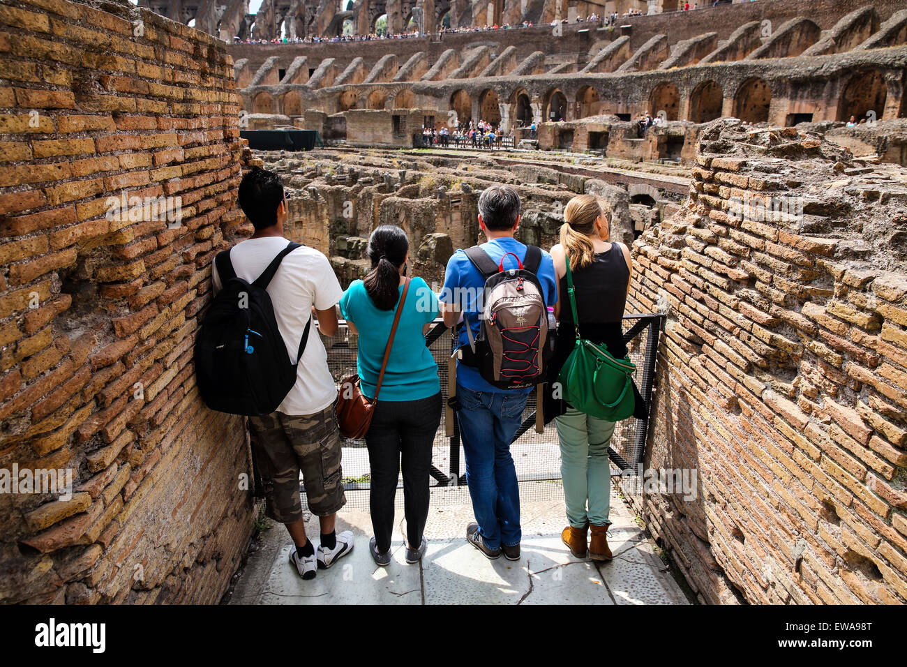 Ai turisti di ammirare il Colosseo a Roma Foto Stock
