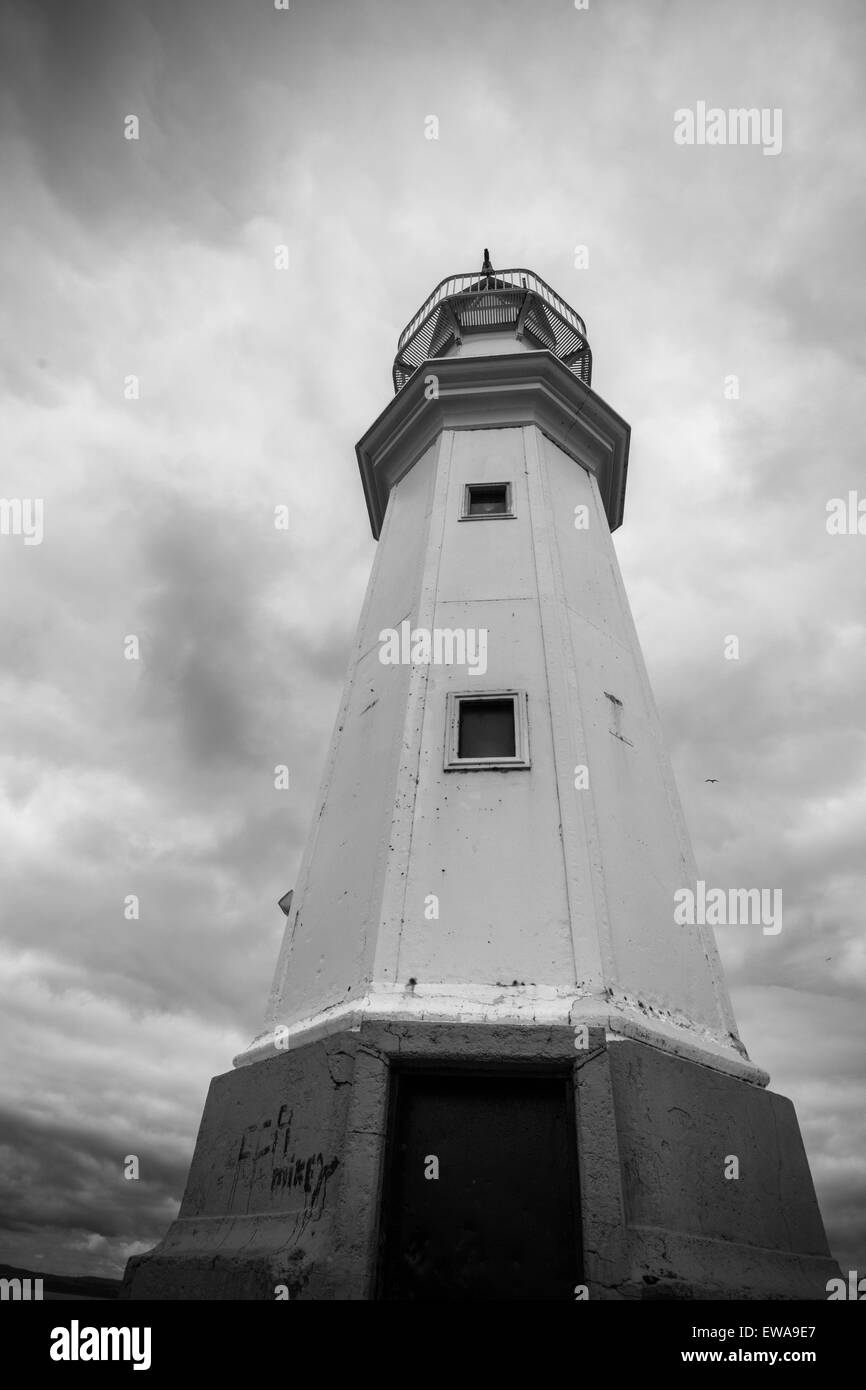 Faro alto permanente con cielo molto nuvoloso in background in Newhaven harbour - Edimburgo, Scozia Foto Stock