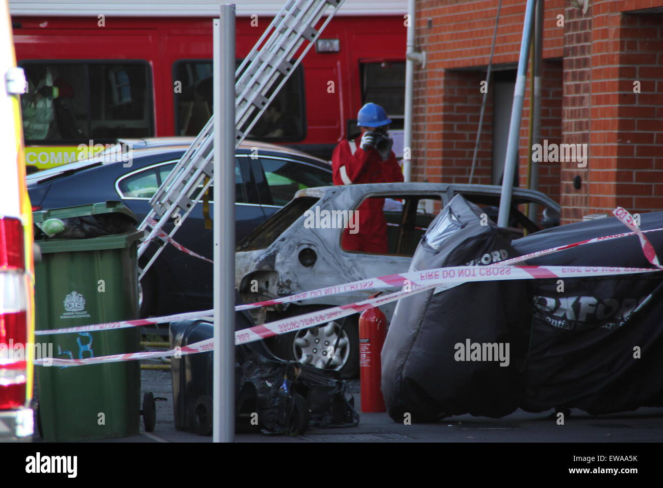 Langley mill, DERBYSHIRE REGNO UNITO. Il 21 giugno 2015. Tre persone sono morte in una casa di fuoco a Langley mulino. polizia erano chiamati a una casa in north street a 4.04am oggi (domenica, 21 giugno) a seguito di segnalazioni di incendio. Un uomo, donna e bambino di sesso femminile sono morti a seguito dell'incendio che gravemente danneggiato la casa e una macchina parcheggiata fuori. Credito: Deborah vernon/alamy live news Foto Stock