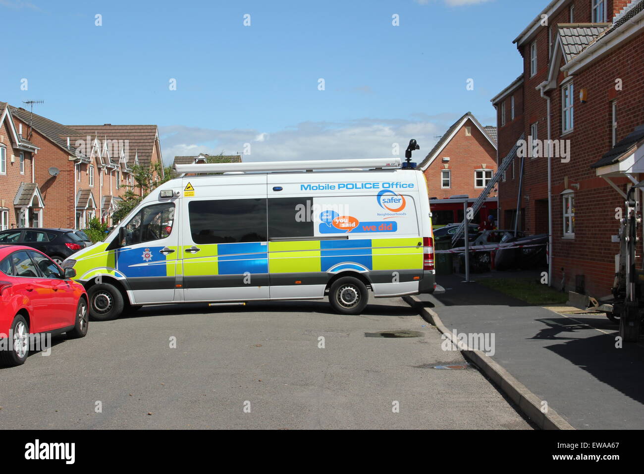 Langley mill, DERBYSHIRE REGNO UNITO. Il 21 giugno 2015. Tre persone sono morte in una casa di fuoco a Langley mulino. polizia erano chiamati a una casa in north street a 4.04am oggi (domenica, 21 giugno) a seguito di segnalazioni di incendio. Un uomo, donna e bambino di sesso femminile sono morti a seguito dell'incendio che gravemente danneggiato la casa e una macchina parcheggiata fuori. Credito: Deborah vernon/alamy live news Foto Stock