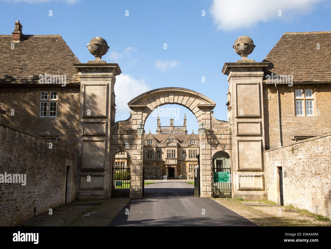 Ingresso ad arco a Corsham corte, Wiltshire, Inghilterra, Regno Unito Foto Stock