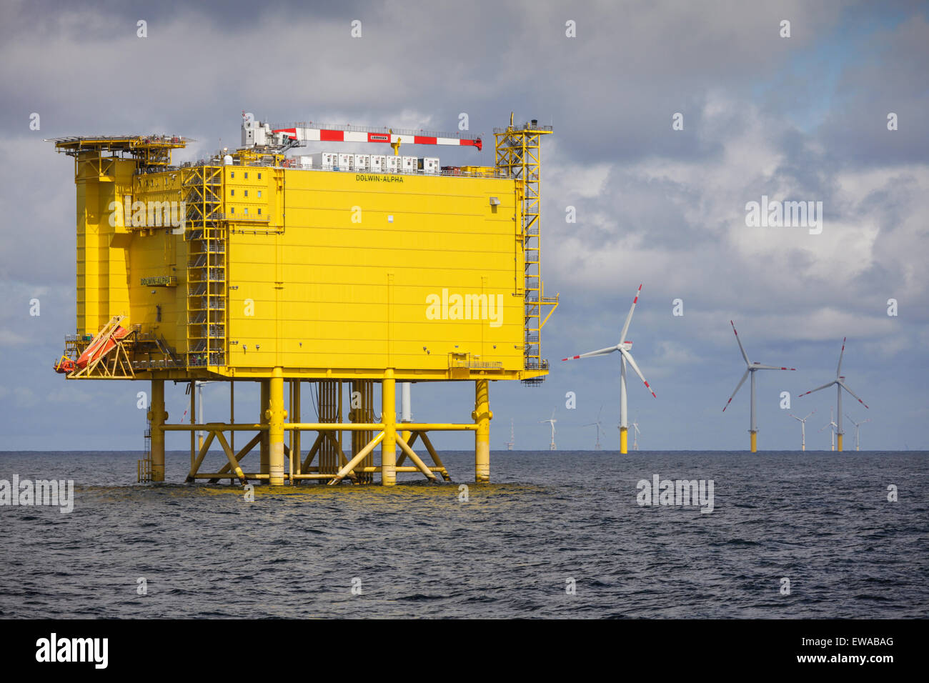 La Alfa DolWin HVAC HVDC converter piattaforma, situato accanto al Borkum Riffgrund Offshore Wind Farm della Bight tedesco. Foto Stock