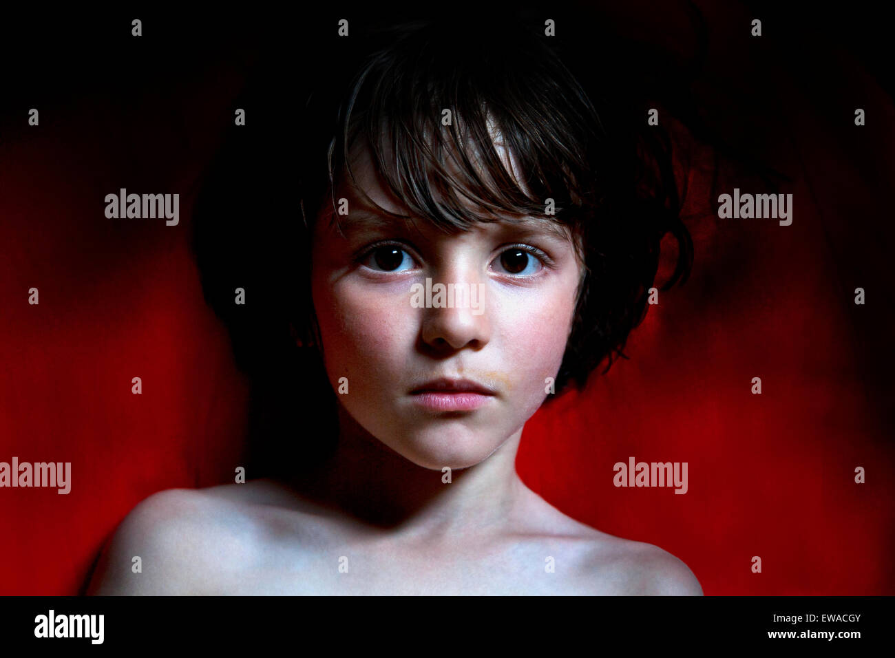 Ritratto di angelica 6 anno vecchio metà spagnolo/inglese boy. Foto Stock