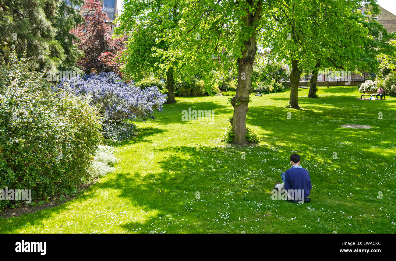 OXFORD CITY CENTRE Wellington Square e giardini in primavera Foto Stock