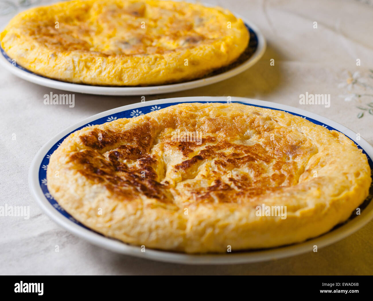Due le omelette spagnola in un studio shot. Un pasto delizioso. Foto Stock