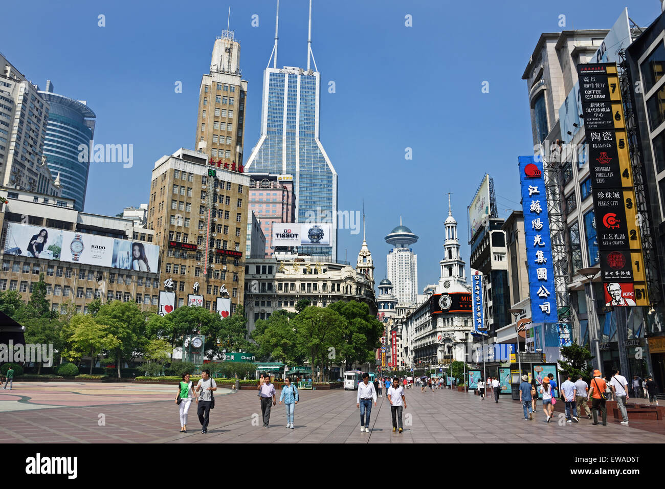I visitatori a Nanjing Road. Strada principale per lo shopping di Shanghai. Una delle più affollate strade commerciali in tutto il mondo . East Nanjing Road Foto Stock