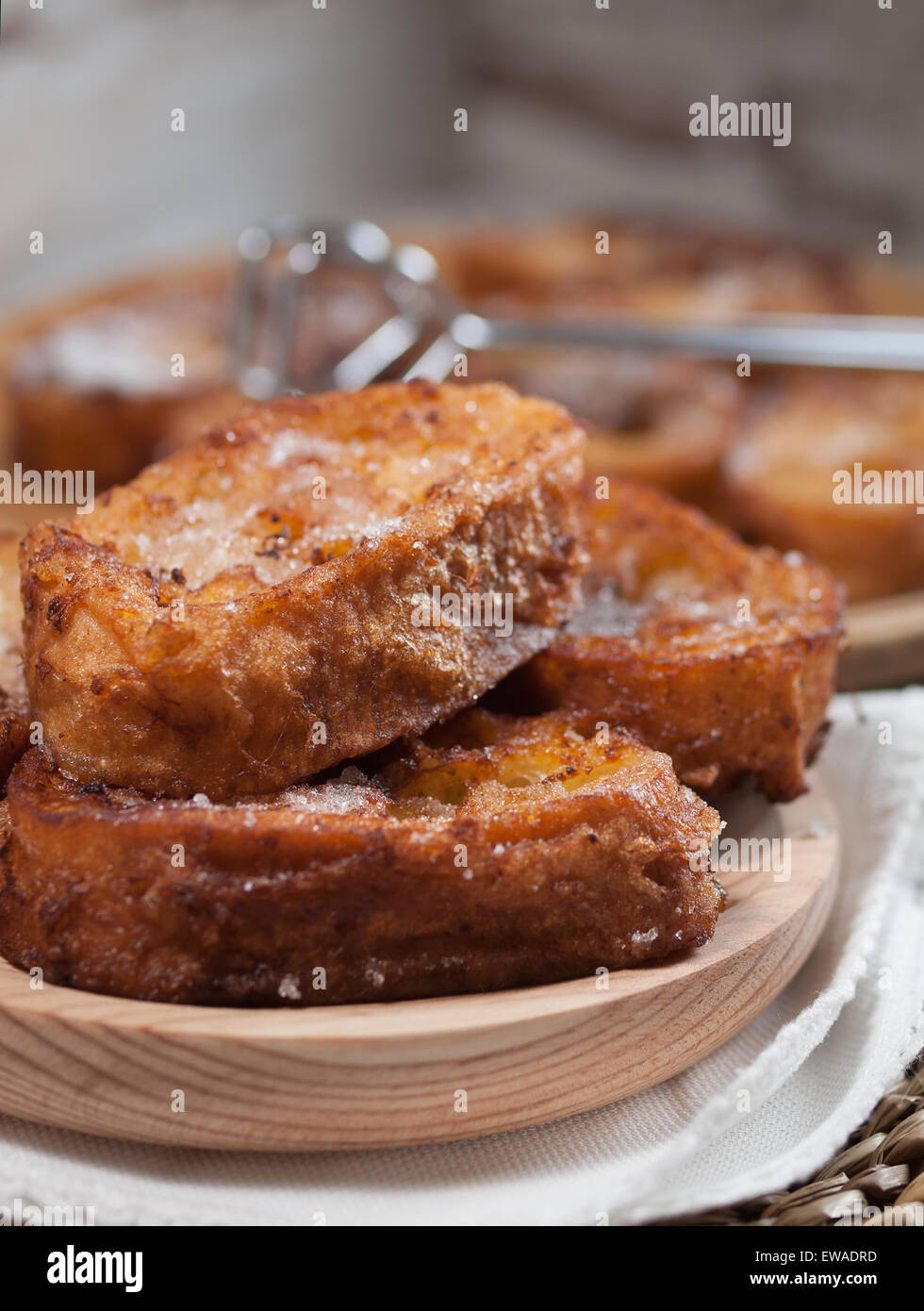 Toast Francesi su un piatto di legno. Un pasto delizioso. Foto Stock