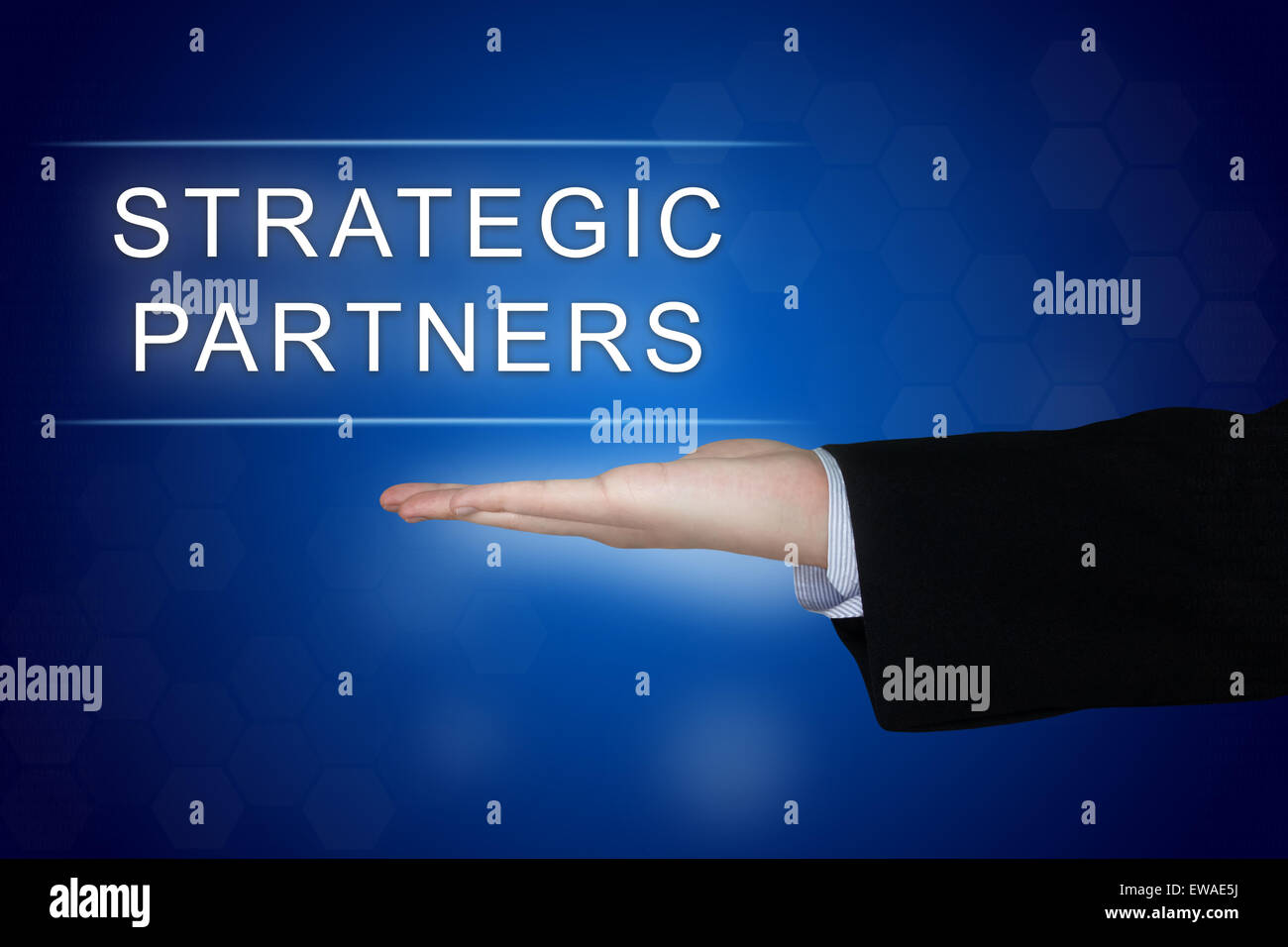Partner strategico pulsante con mano business su sfondo blu Foto Stock
