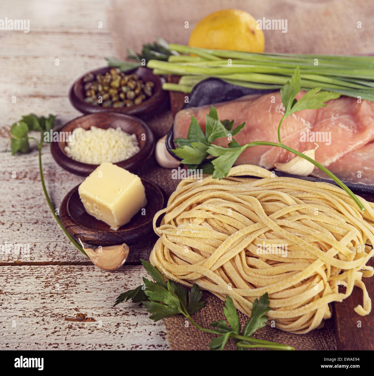 Gli ingredienti della cucina con filetti di pollo e Pasta Foto Stock