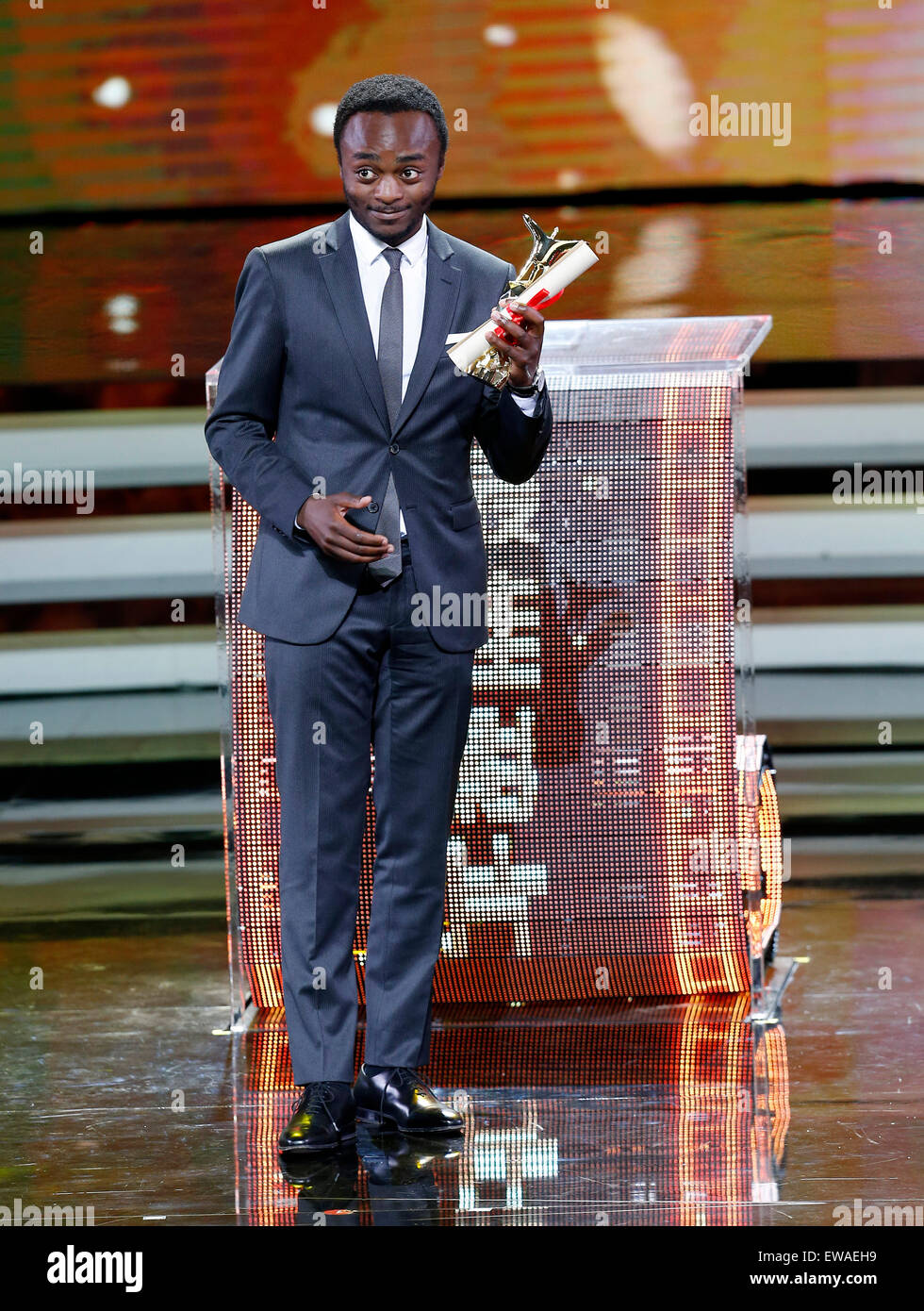 Shanghai, Cina. Il 21 giugno, 2015. Un attore di pellicola Jamais De La Vie riceve il premio della Jinjue Award per il miglior film durante la cerimonia di premiazione della Shanghai International Film Festival, a Shanghai in Cina orientale, Giugno 21, 2015. Credito: Ding Ting/Xinhua/Alamy Live News Foto Stock