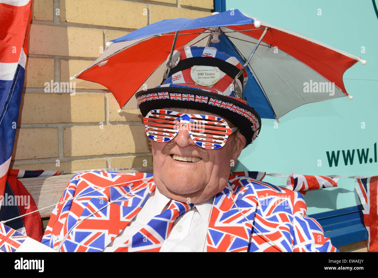 I pensionati Terry capanna, 79 e Margaret Tyler 71, impostare il campo al di fuori dell'ospedale St Mary per la nascita della duchessa di Cambridge, secondo bambino. Dotato di: Terry Hutt dove: Londra, Regno Unito quando: 20 Apr 2015 Foto Stock