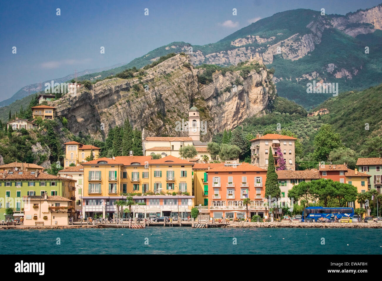 Una vista di questo unico e colorata città sulla riva del lago di Garda in Italia, che mostra la terra di massa dietro una caratteristica geografica. Foto Stock