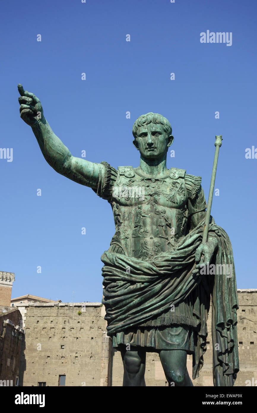 Statua di imperatore romano Augusto sulla via dei Fori Imperiali Roma Italia Foto Stock