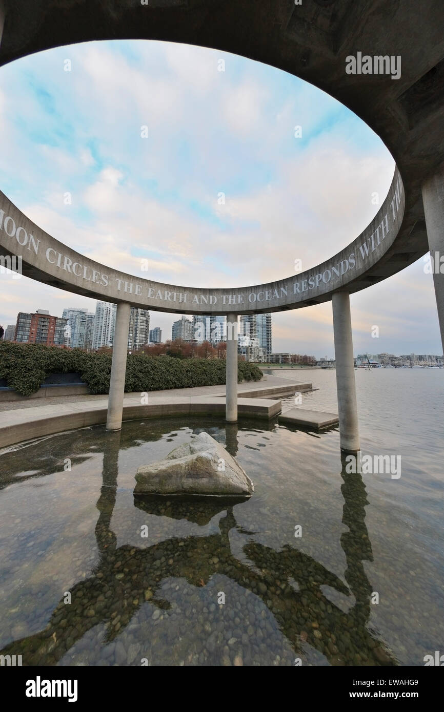 Arte pubblica denominata installazione 'Marking alta marea e in attesa di bassa marea' dall'artista Don Vaughan, David Lam Park, False Creek s Foto Stock