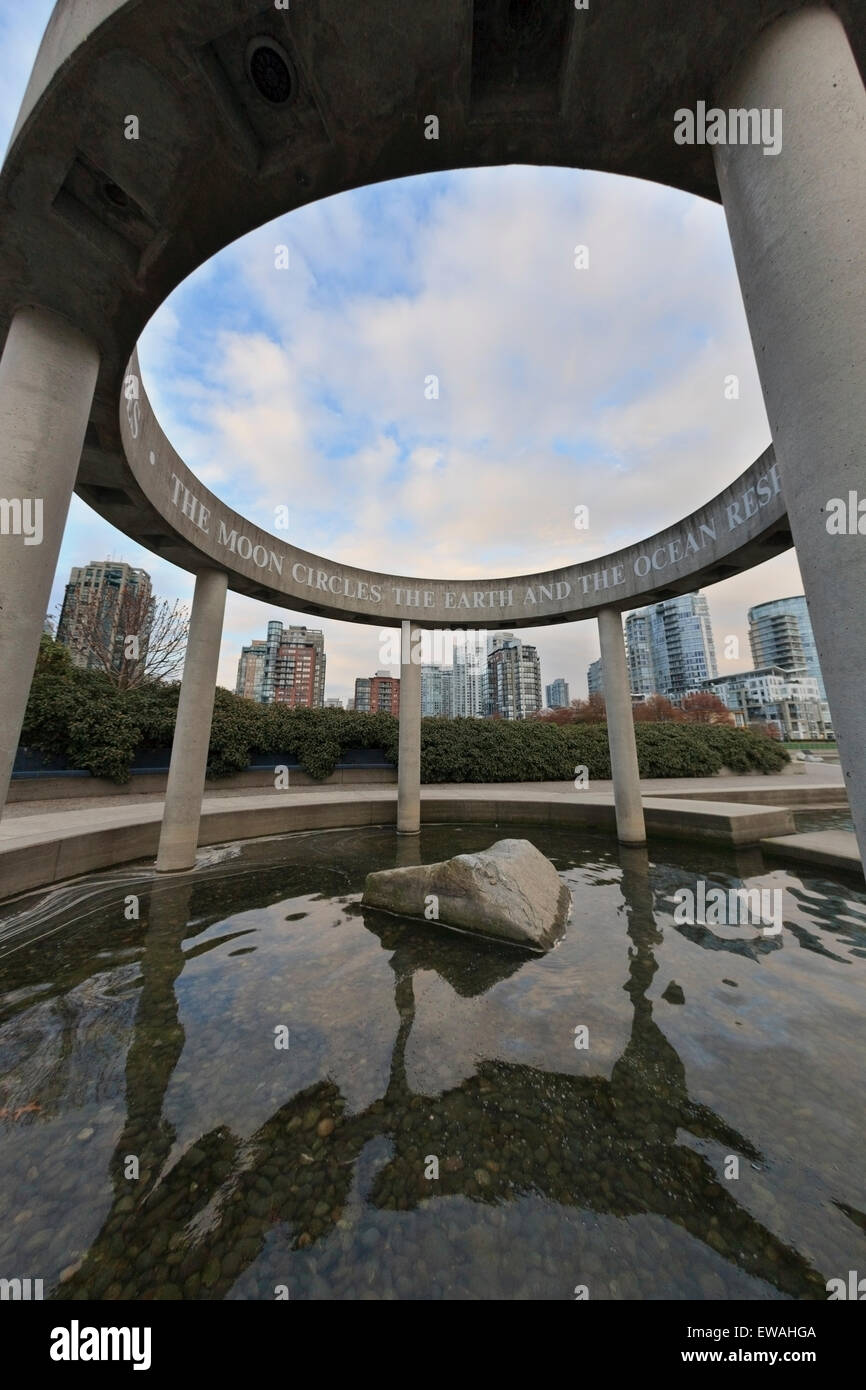 Arte pubblica denominata installazione 'Marking alta marea e in attesa di bassa marea' dall'artista Don Vaughan, David Lam Park, False Creek s Foto Stock