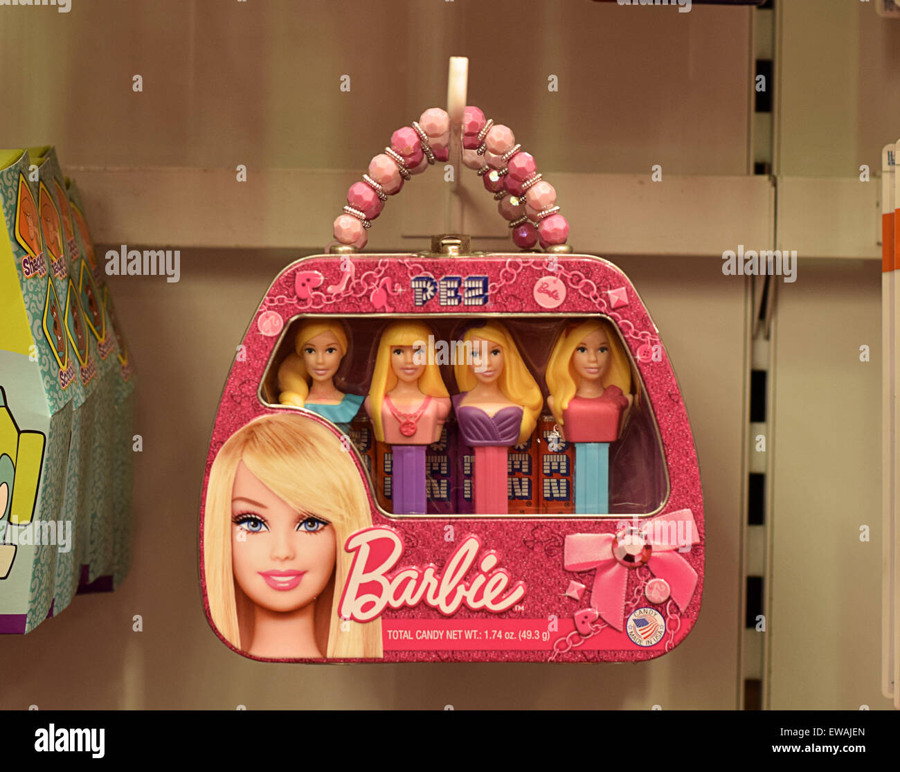 Un display di Barbie themed Pez dispenser all'IT'SZUCCHERO store su Broadway in Greenwich Village. Foto Stock