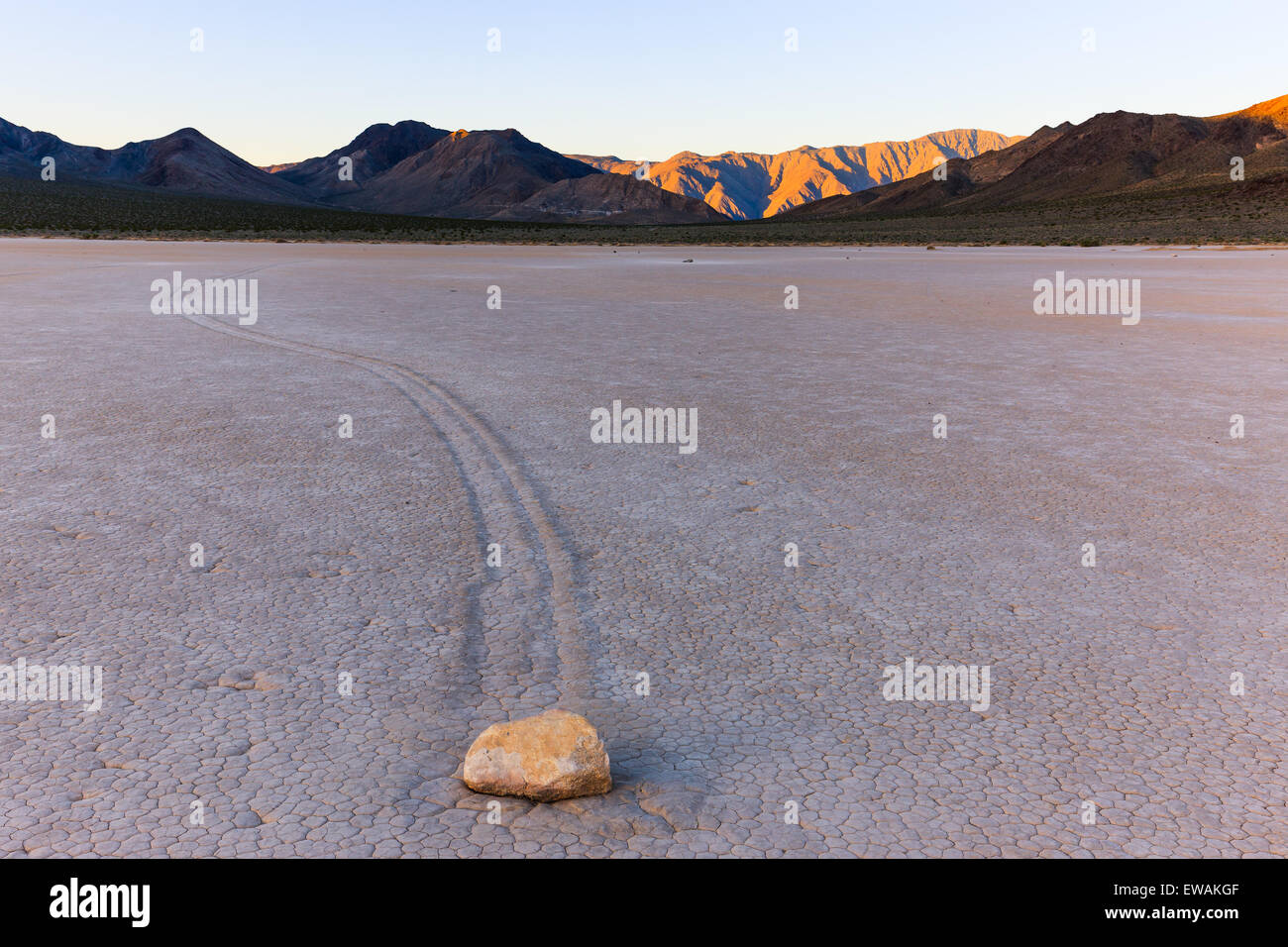 Sunrise in pista nel Parco Nazionale della Valle della Morte in California, Stati Uniti d'America Foto Stock