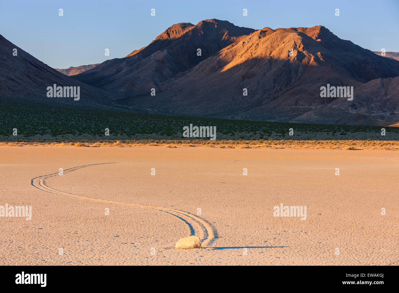Sunrise in pista nel Parco Nazionale della Valle della Morte in California, Stati Uniti d'America Foto Stock