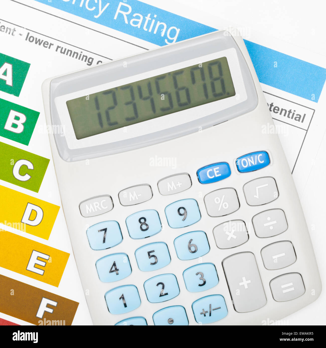 Calcolatrice e efficienza energetica grafico - close up Foto Stock