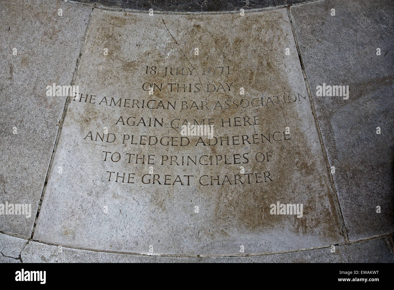 ABA memoriale della Magna Charta, Runnymede. Una delle quattro pietre incise nel plinto marcatura riconsacrazione cerimonie: 18 Luglio 1971 Foto Stock