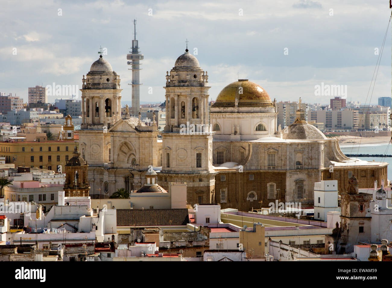 Panorama della cattedrale di Cadice, Spagna mostra la cupola e campanili nel sole del pomeriggio. Foto Stock