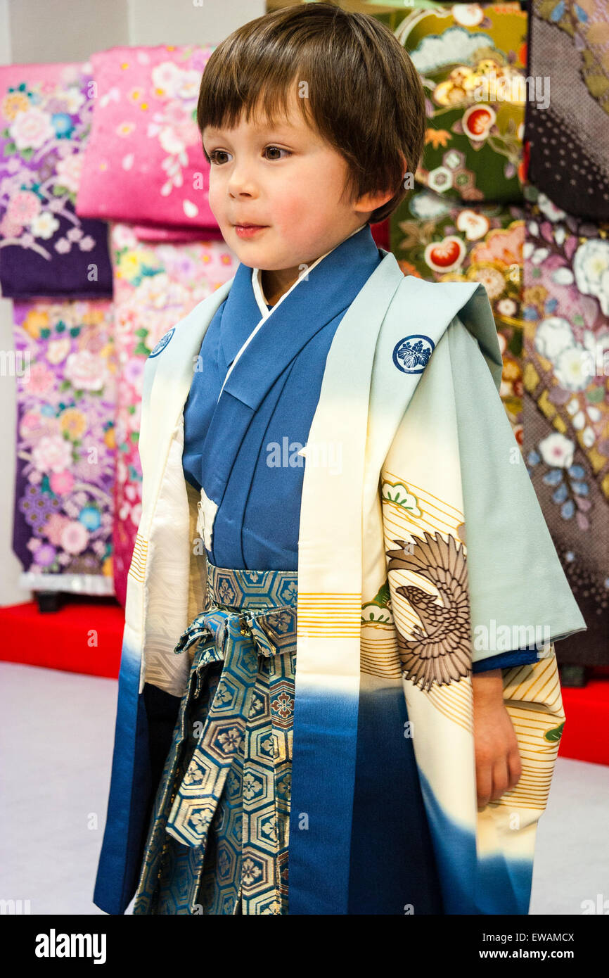 Razza mista English-Japanese bambino, ragazzo, 5 anno di età, in piedi in  interni che indossa la piena tradizionale giapponese kimono maschio per la  sua shichi-go-san cerimonia Foto stock - Alamy