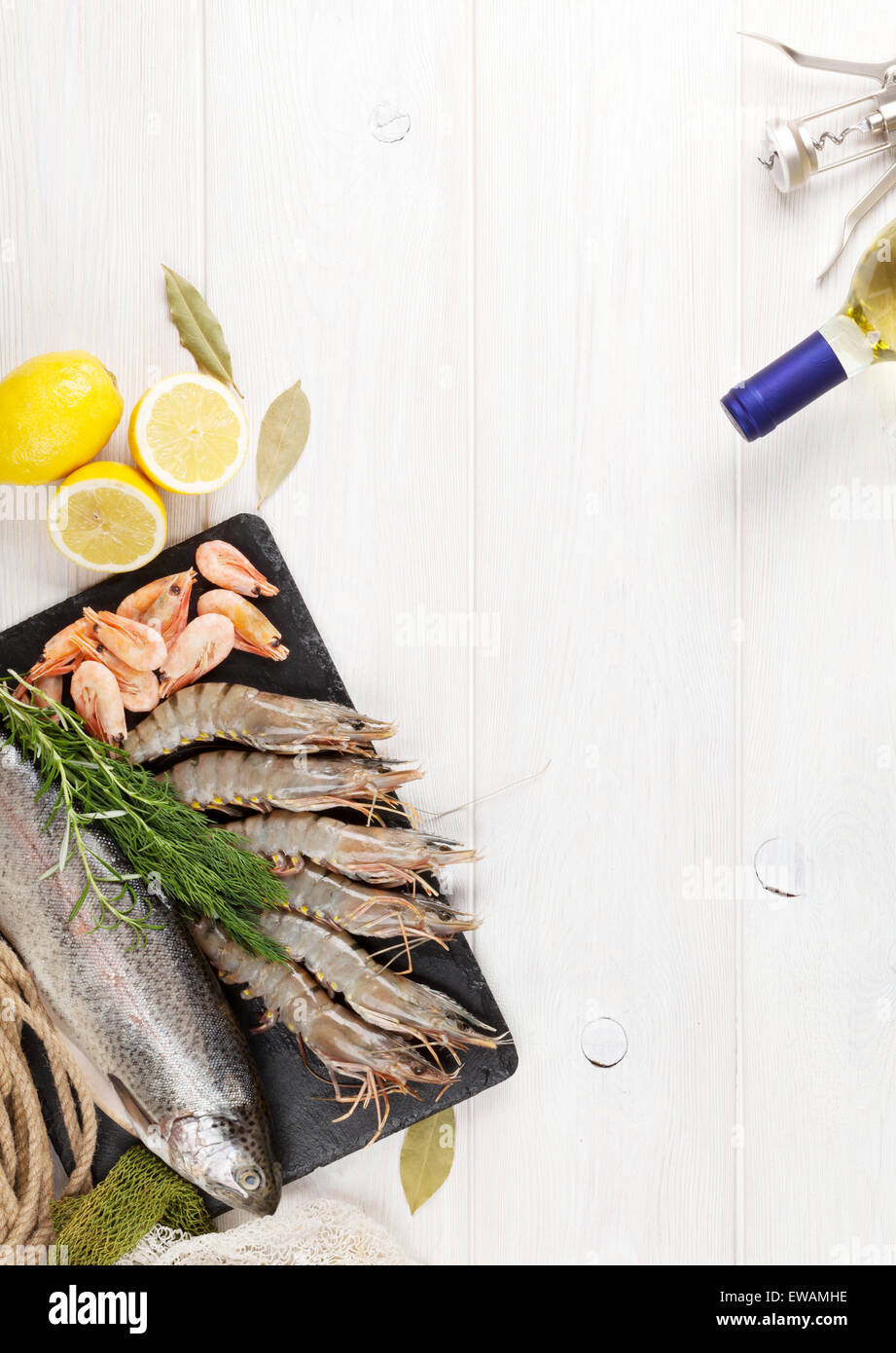 Crudo fresco il cibo del mare con spezie e vino bianco su tavola di legno dello sfondo. Vista da sopra con lo spazio di copia Foto Stock
