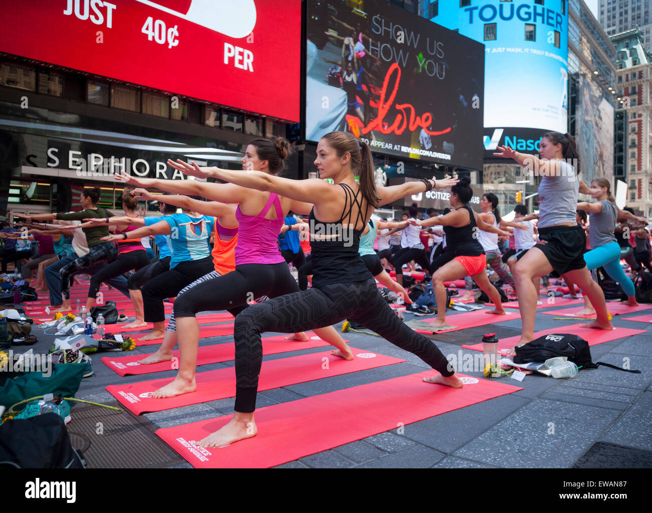 New York, New York, Stati Uniti d'America. Il 21 giugno, 2015. Migliaia di praticanti di yoga pack Times Square a New York per praticare lo yoga il primo giorno di estate, domenica 21 giugno, 2015. Xiii annuale di Solstice in Times Square, 'Mind oltre follia", quest'anno si svolge sulle Nazioni Unite Giornata Internazionale di Yoga. Times Square si allunga la yogi' capacità di bloccare il rumore e il disordine visivo che li circondano nel crocevia del mondo. Credito: Richard Levine/Alamy Live News Foto Stock
