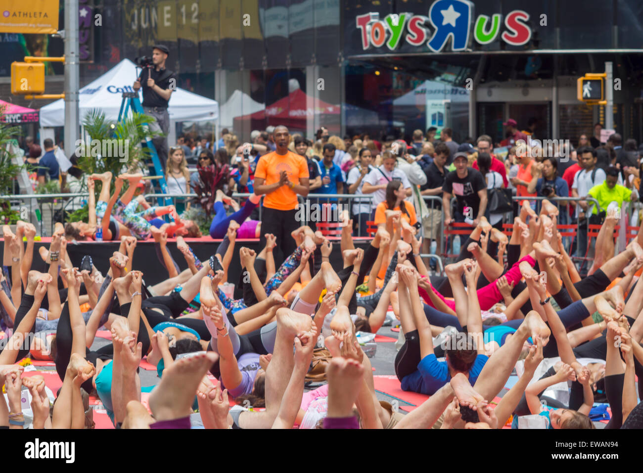 New York, New York, Stati Uniti d'America. Il 21 giugno, 2015. Migliaia di praticanti di yoga pack Times Square a New York per praticare lo yoga il primo giorno di estate, domenica 21 giugno, 2015. Xiii annuale di Solstice in Times Square, 'Mind oltre follia", quest'anno si svolge sulle Nazioni Unite Giornata Internazionale di Yoga. Times Square si allunga la yogi' capacità di bloccare il rumore e il disordine visivo che li circondano nel crocevia del mondo. Credito: Richard Levine/Alamy Live News Foto Stock