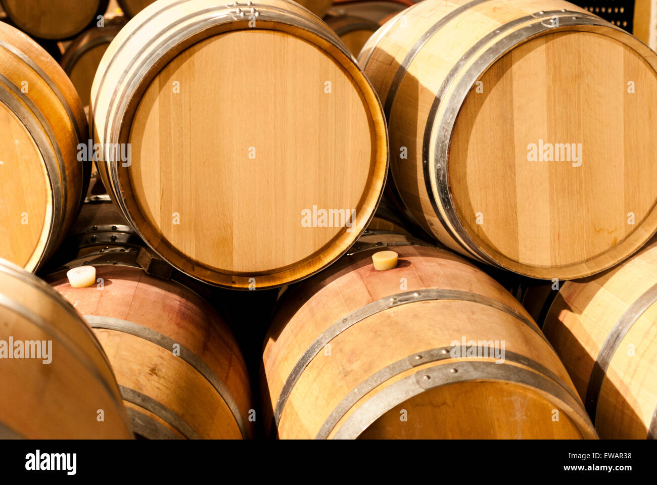 Botti di rovere francese impilati in cantina Foto Stock