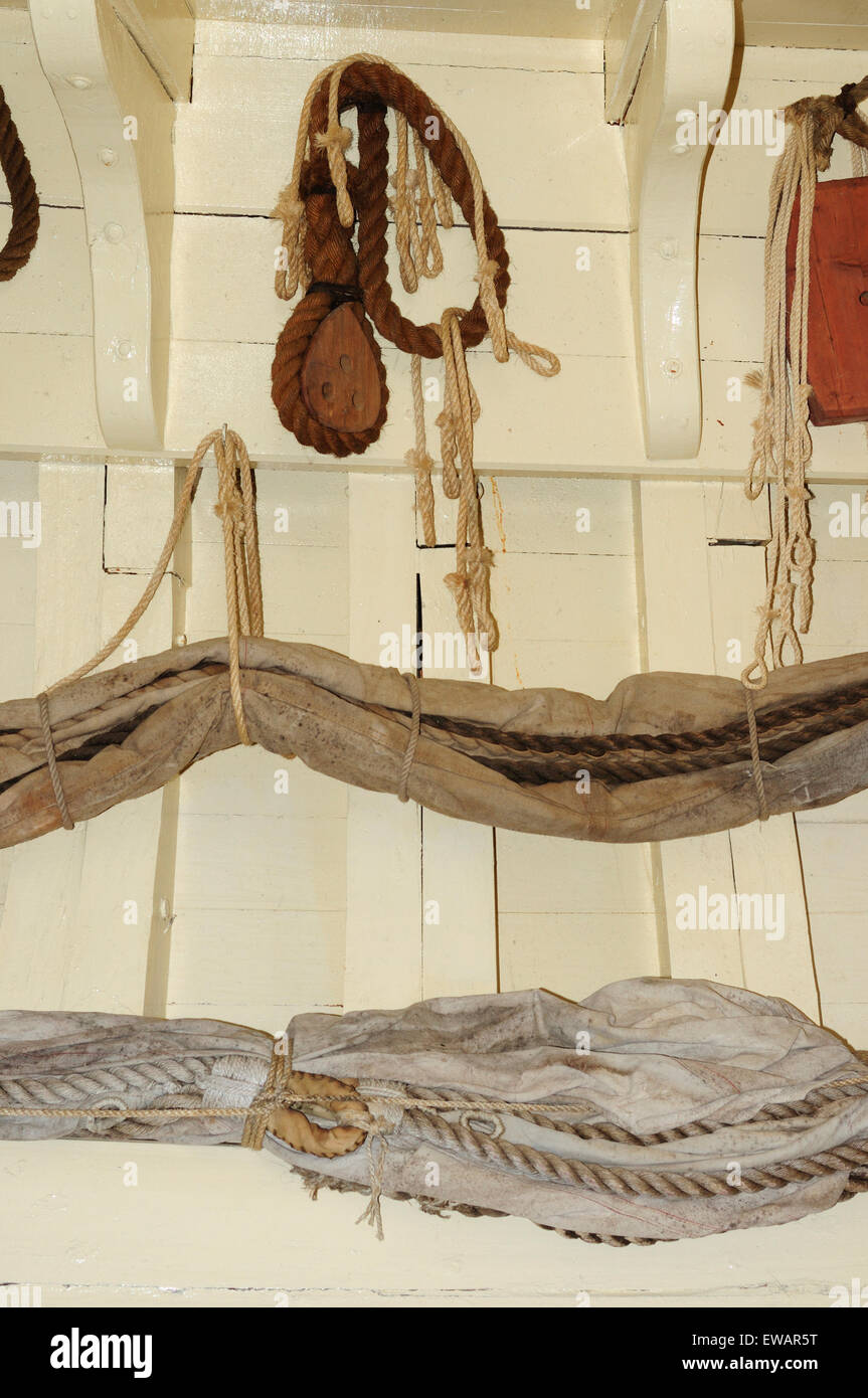 L'interno della replica del caravel La Pinta. Funi e cavi e vele. Baiona, Pontevedra, Spagna Foto Stock