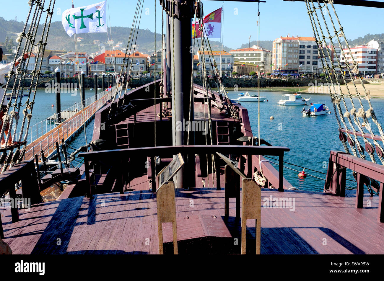 Una replica del caravel " La Pinta' addobba per la commemorazione annuale di La Arribada. Baiona, Pontevedra, Spagna. Foto Stock