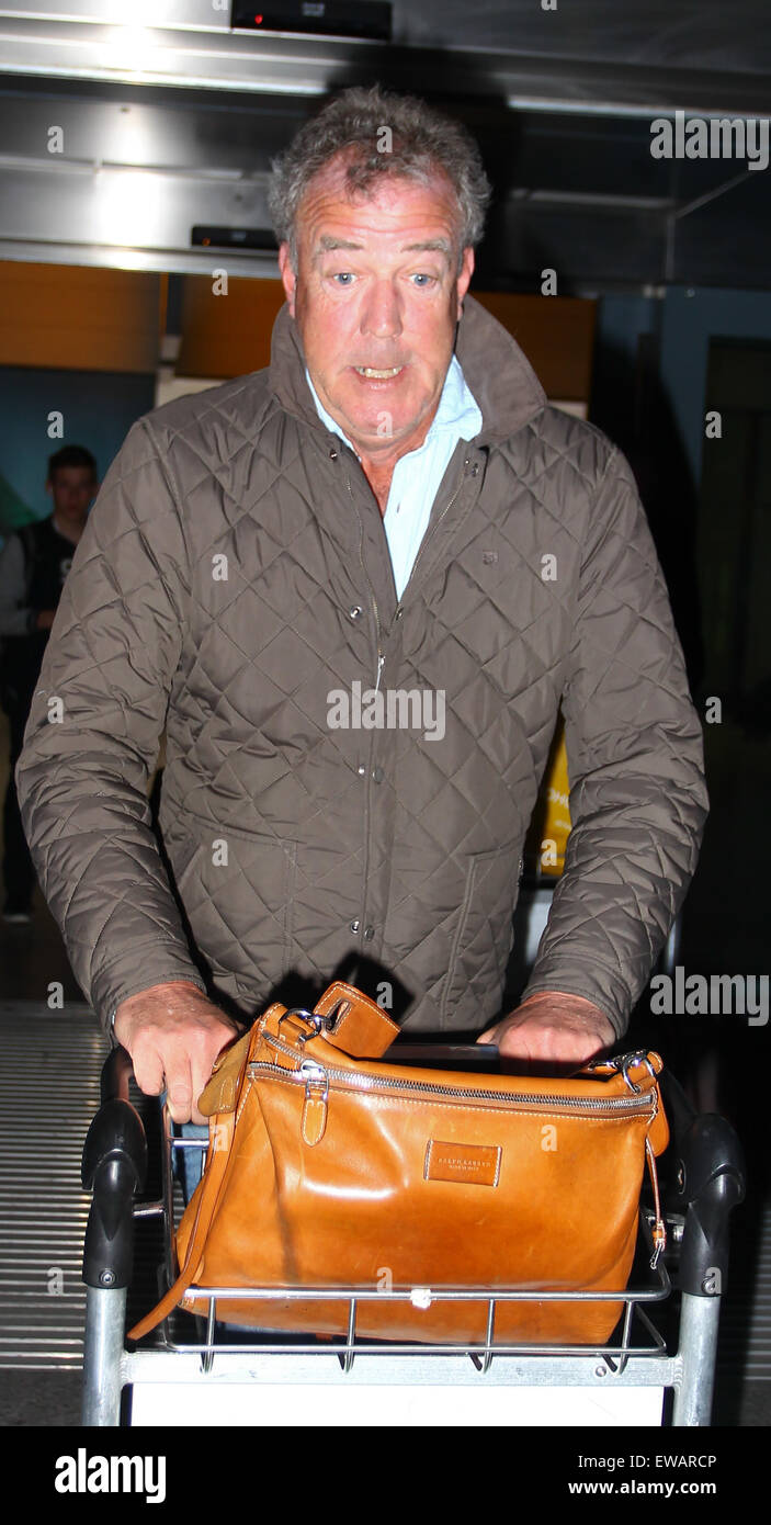 Jeremy Clarkson arrivando all'Aeroporto Heathrow di Londra con la fidanzata Phillipa Salvia dopo un volo da Istanbul offre: Jeremy Clarkson dove: Londra, Regno Unito quando: 20 Apr 2015 Foto Stock