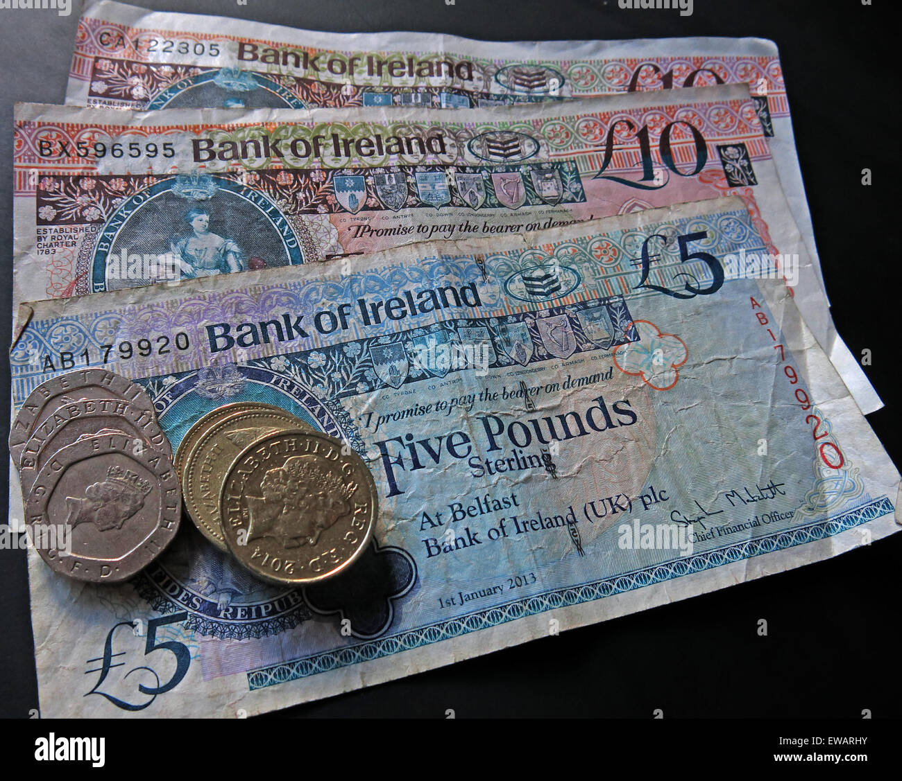Irlanda del Nord £ 5, £10 banconote e monete da lire, a corso legale della Banca d'Irlanda , Belfast Foto Stock