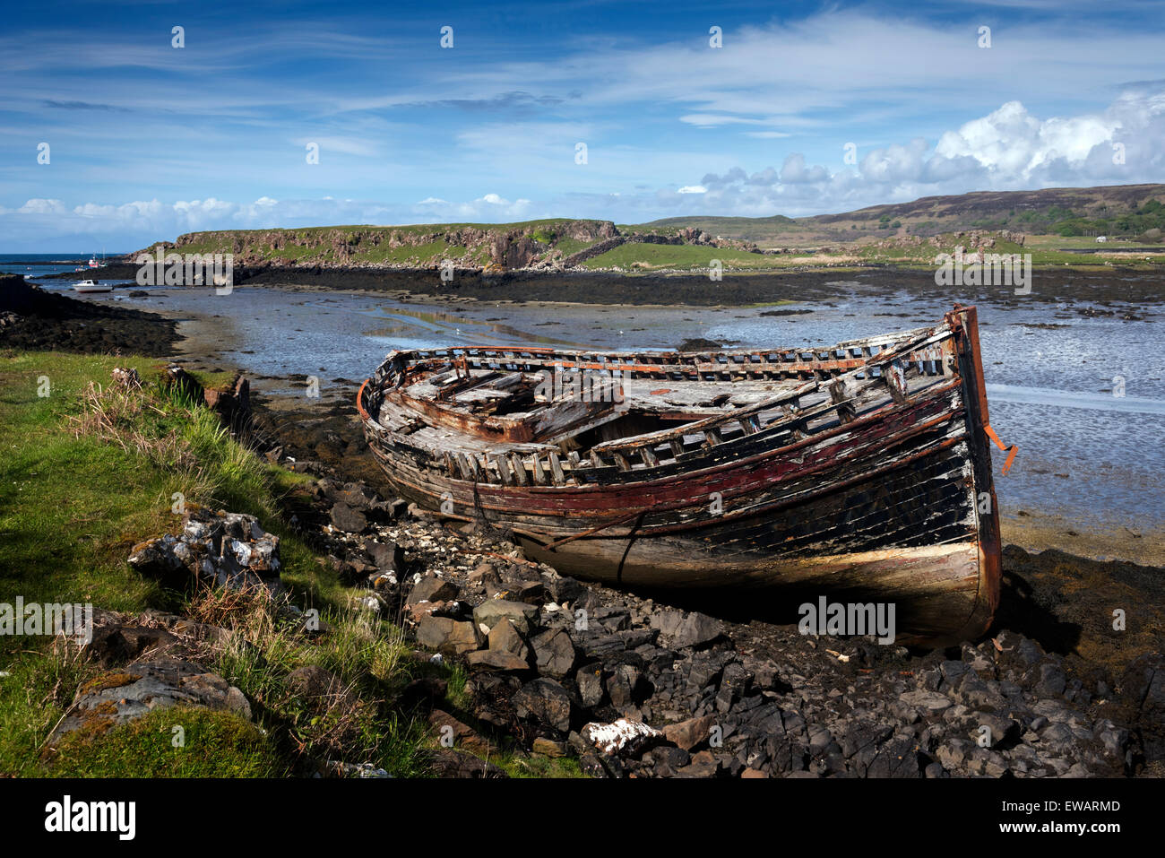 Un singolo abbandonato barca da pesca con la bassa marea sulle rive di Loch un' Chumbainn Croig Isle of Mull Ebridi Interne Argyll Scozia Scotland Foto Stock