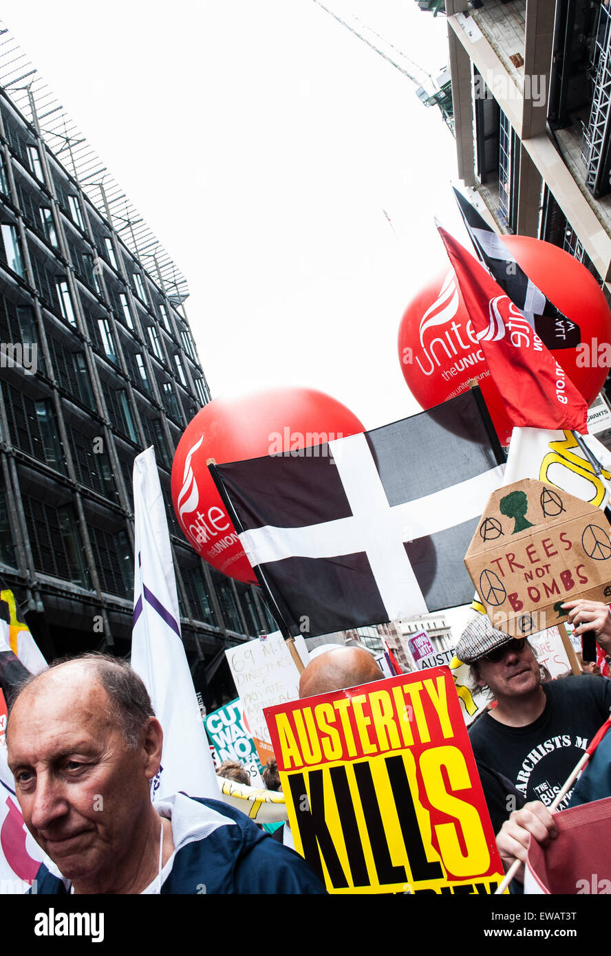 Anti-Austerity manifestazione a Londra 2015, St Piran bandiera. Foto Stock