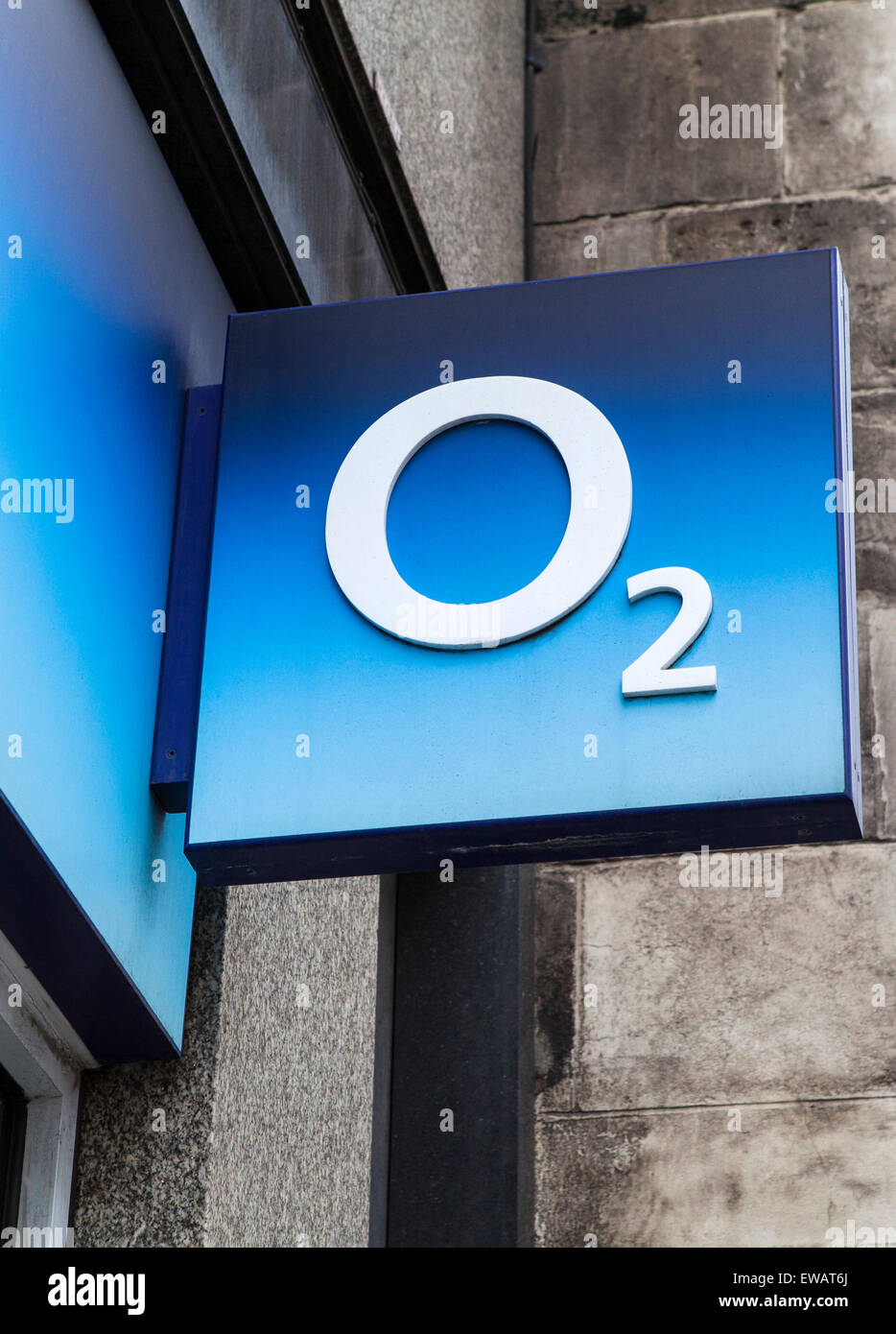 LONDON, Regno Unito - 10 giugno 2015: l'O2 logo della società al di sopra di un negozio O2 nel centro di Londra, il 10 giugno 2015. Foto Stock