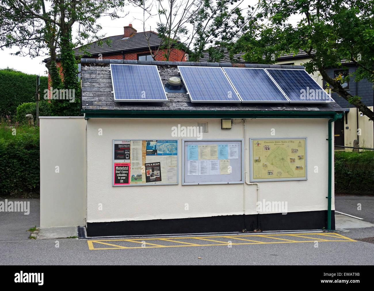 Pannelli solari sul tetto di una toilette pubblica edificio in Cornwall, Regno Unito Foto Stock