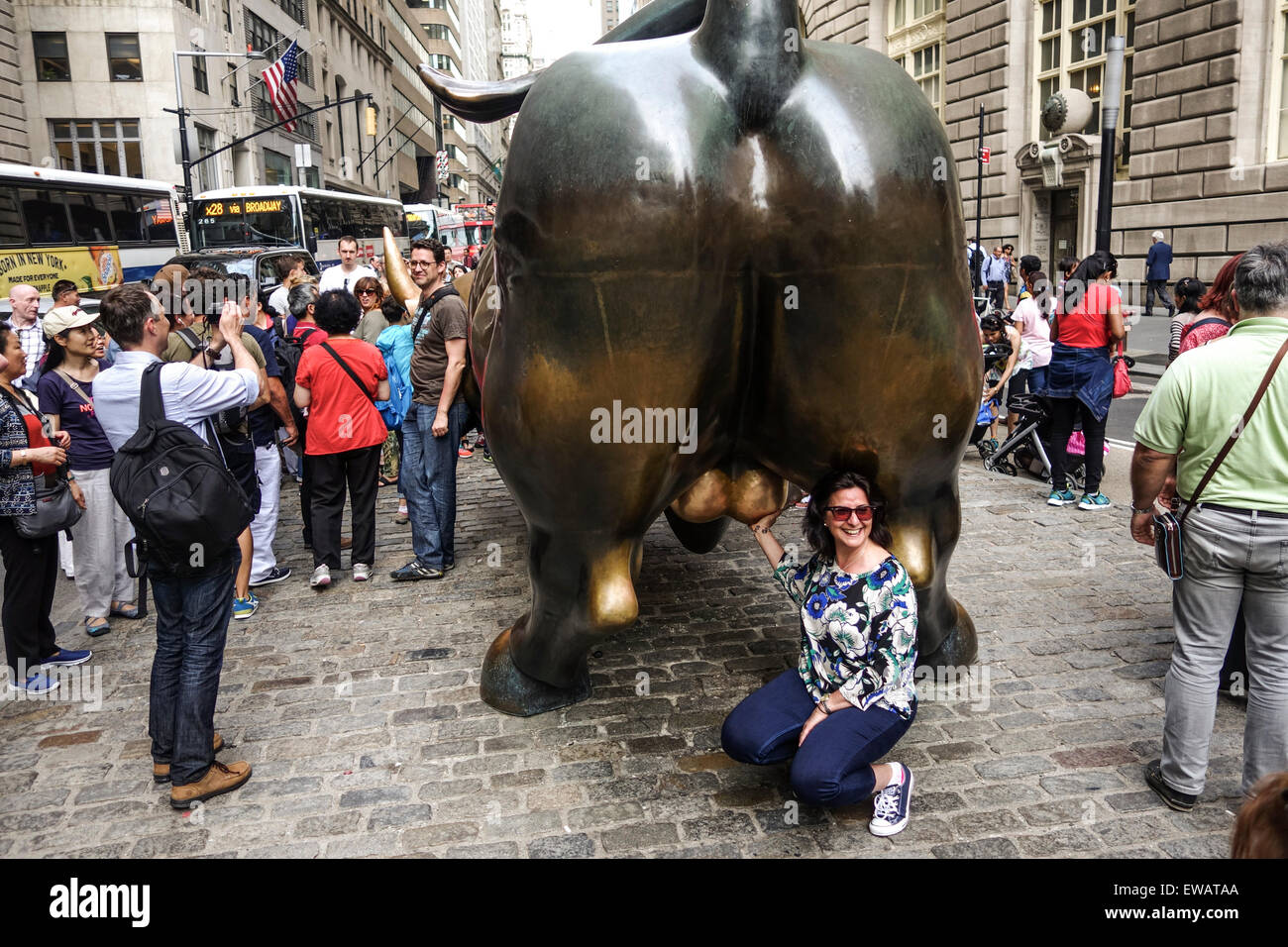 I turisti a la carica Bull, Wall Street, il New York Stock Exchange, NYC, la parte inferiore di Manhattan, Stati Uniti. Foto Stock