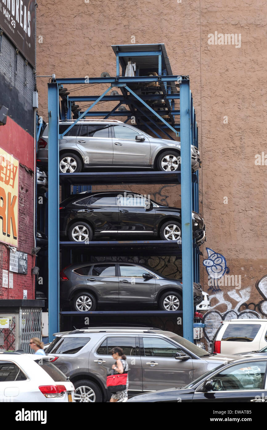 Auto parcheggiate in verticale, Parcheggio Ascensore, sysytem multilivello, ascensore contro l edificio. New York, Manhattan STATI UNITI D'AMERICA. Foto Stock