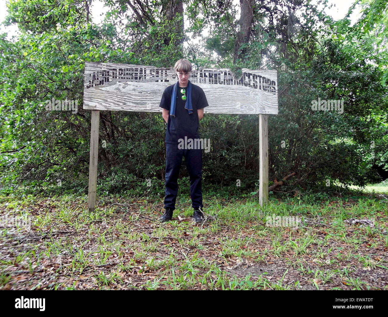 Charleston, Carolina del Sud, Stati Uniti d'America. Il 21 giugno, 2015. Una foto da una supremazia bianca sito web che mostra Dylann tetto Storm posa vicino ad uno slave luogo di sepoltura di Magnolia Plantation Aprile 23, 2015 in Charleston, Sc. Tetto ucciso nove membri della Emanuel metodista africana Chiesa Episcopale in un a sfondo razziale di uccidere il 17 giugno 2015 in Charleston S.C. Credito: Planetpix/Alamy Live News Foto Stock