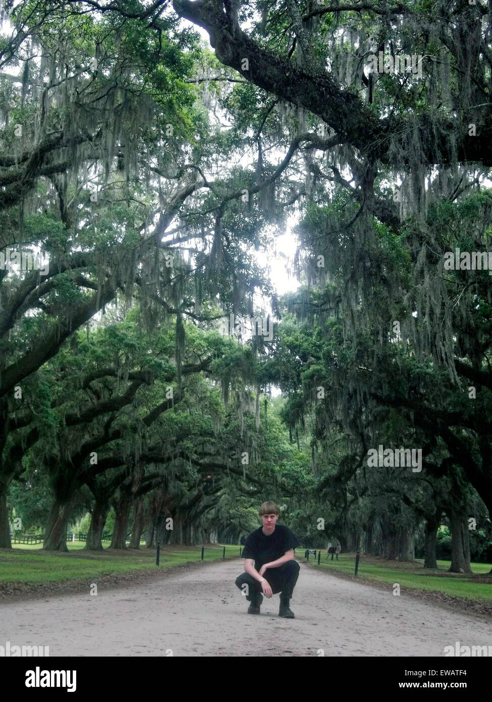 Una foto da una supremazia bianca sito web che mostra assassino di massa Dylann Storm ponendo sul tetto a Boone Hall Plantation Giugno 17, 2015 a Mt Pleasant, Carolina del Sud. Tetto ucciso nove membri della Emanuel metodista africana Chiesa Episcopale in un a sfondo razziale uccidendo poche ore più tardi a Charleston, S.C. Credito: Planetpix/Alamy Live News Foto Stock