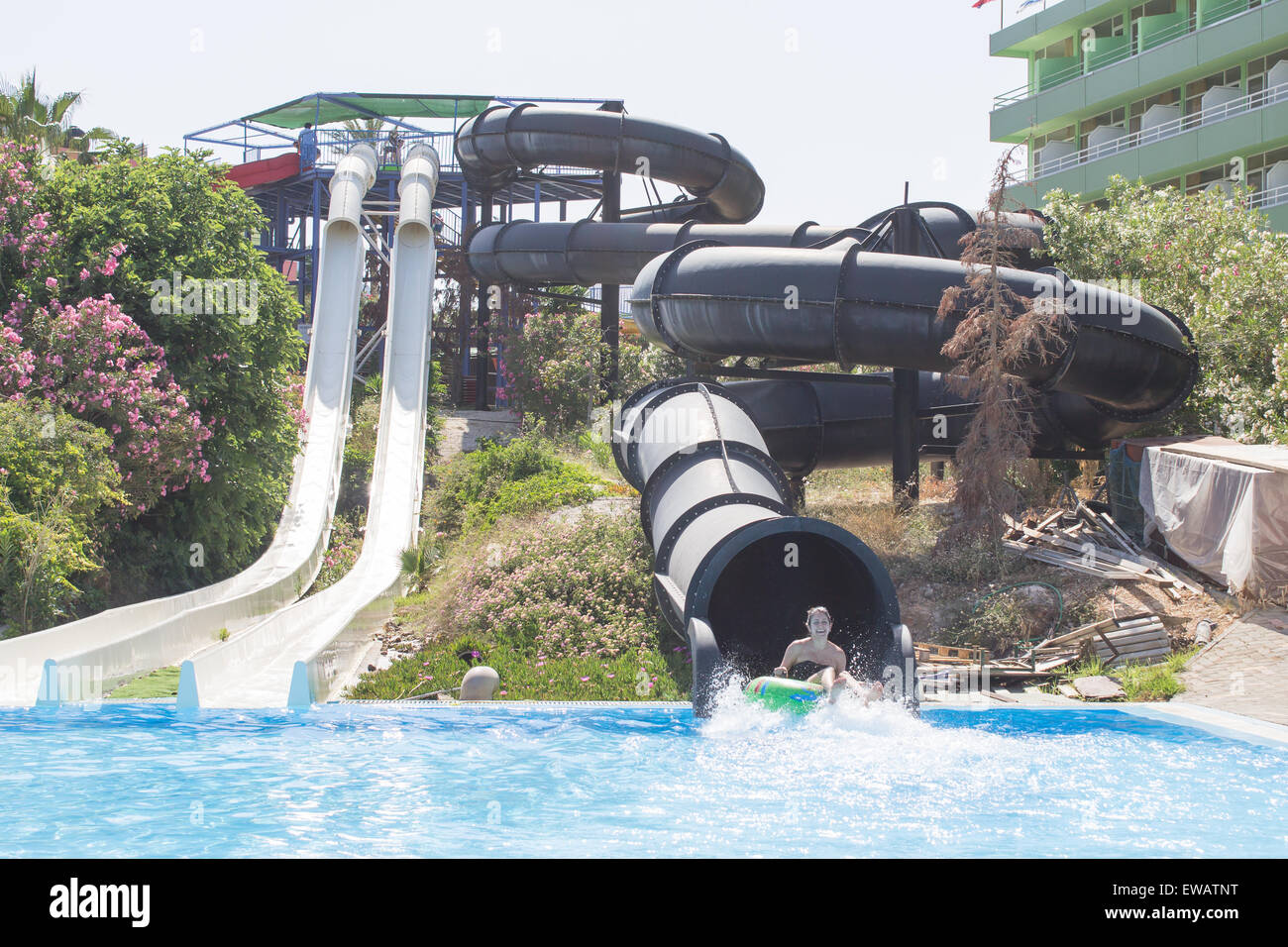 Una giovane donna gode di un giro sulla slitta di acqua alla Star Beach water park a Hersonissos o Hersonissos, Creta. Foto Stock