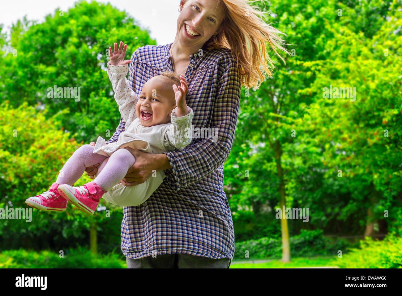 Allegro madre e figlia in una giornata di sole Foto Stock