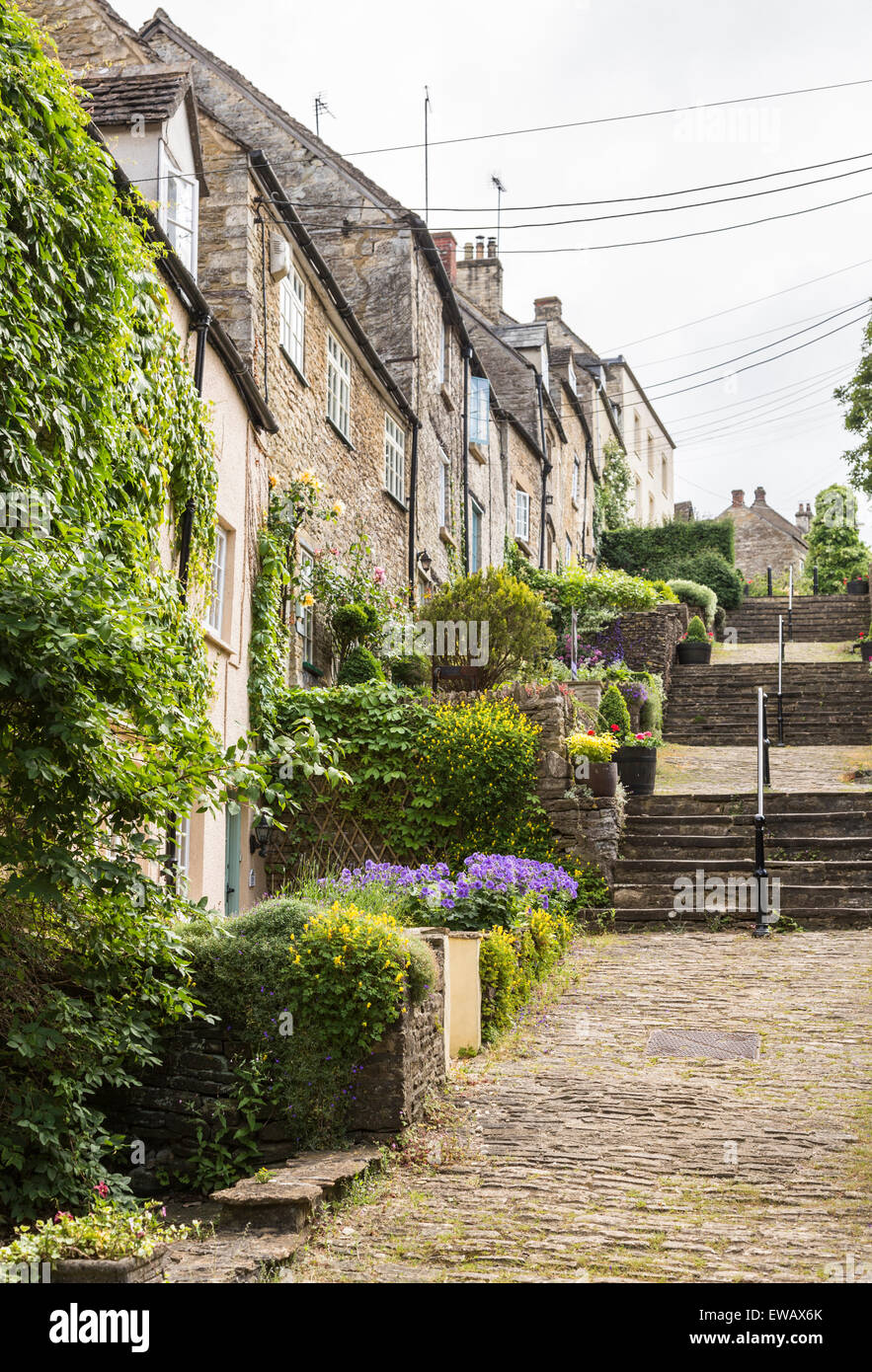 Fasi di chipping, un percorso al fianco di 17-18secolo case, Tetbury, una piccola città nel distretto di Cotswold del Gloucestershire Foto Stock