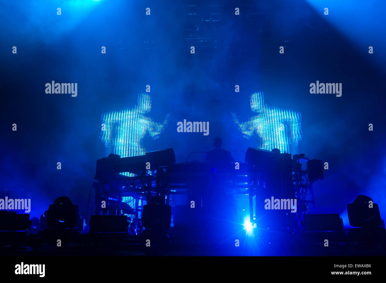 Barcellona, in Catalogna, Spagna. Xx Giugno, 2015. La Chemical Brothers show dal vivo al Sonar di notte il suo nuovo album, "nato negli echi ,"Chemical Brothers presentan en directo en Sónar de Noche su nuevo discoteca, "nato negli echi", Sonar 201 Credito: Cisco Pelay /Alamy Live News Foto Stock