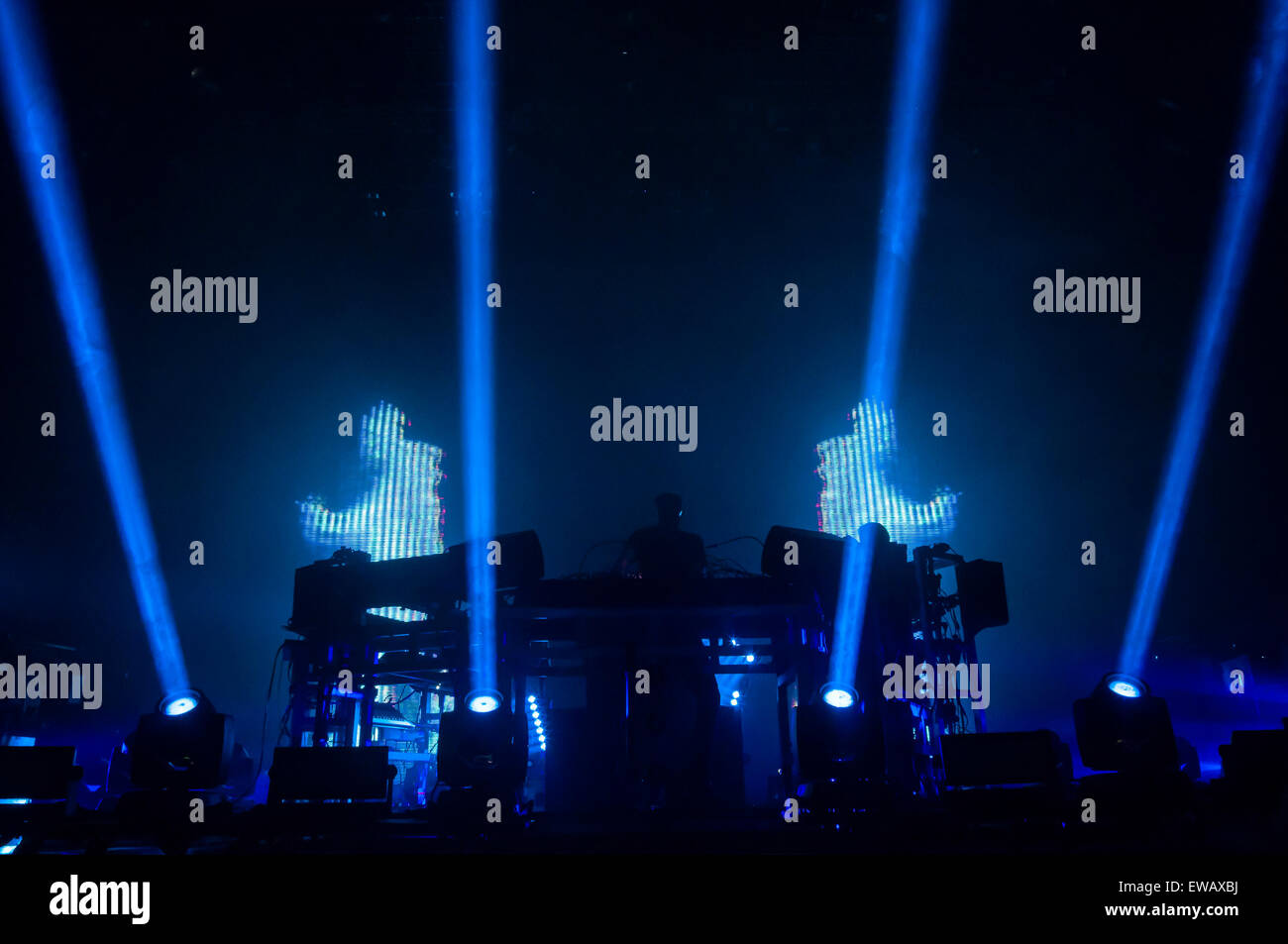 Barcellona, in Catalogna, Spagna. Xx Giugno, 2015. La Chemical Brothers show dal vivo al Sonar di notte il suo nuovo album, "nato negli echi ,"Chemical Brothers presentan en directo en Sónar de Noche su nuevo discoteca, "nato negli echi", Sonar 201 Credito: Cisco Pelay /Alamy Live News Foto Stock